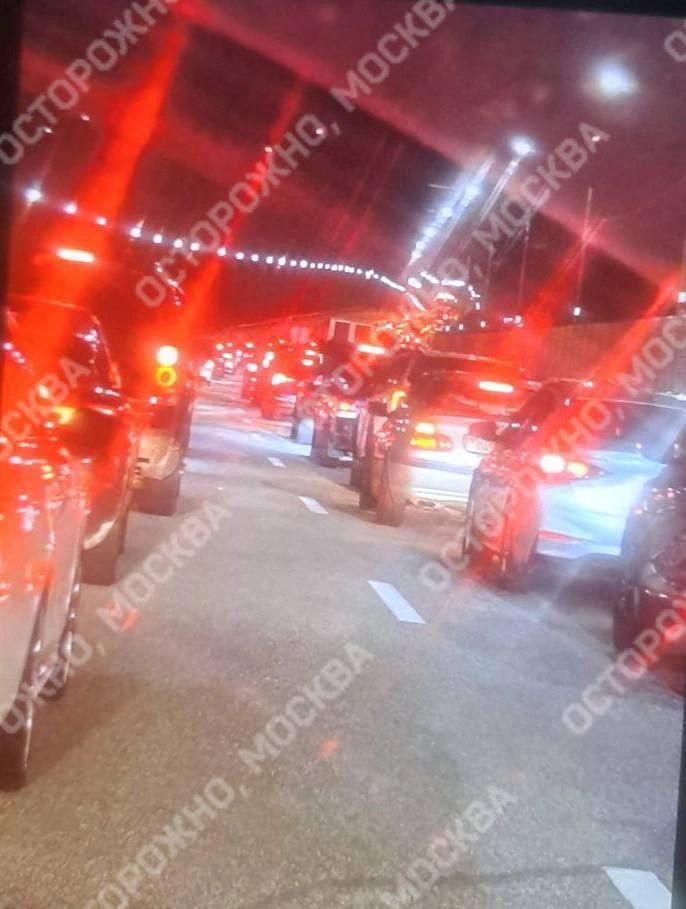 Автомобилисты стоят в огромной пробке, которая образовалась после страшной аварии на трассе М-12 | Источник: «Осторожно, Москва» / T.me