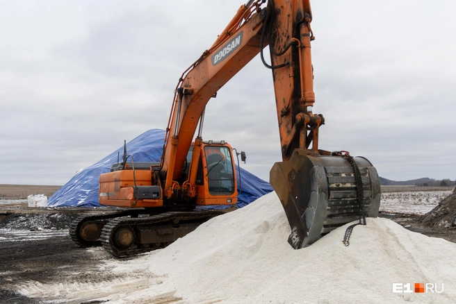 Эту соль скоро будут сыпать на дорогу, чтобы убрать обледенение | Источник: Владислав Лоншаков / E1.RU