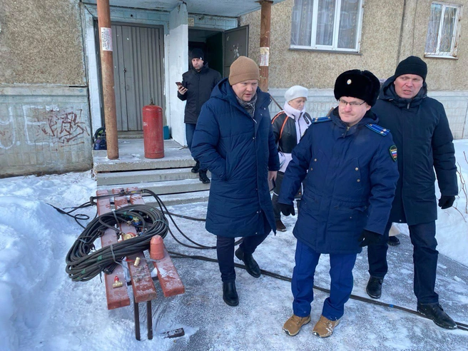 Заместитель губернатора Андрей Фалейчик (справа) сообщил, что сейчас идет подключение тепла в 13 домах  | Источник: правительство Челябинской области 