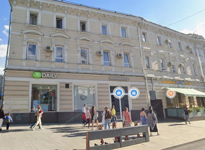 Кадр из фильма и фасад здания на Сретенке, в котором находился комиссионный магазин | Источник: google.com/maps