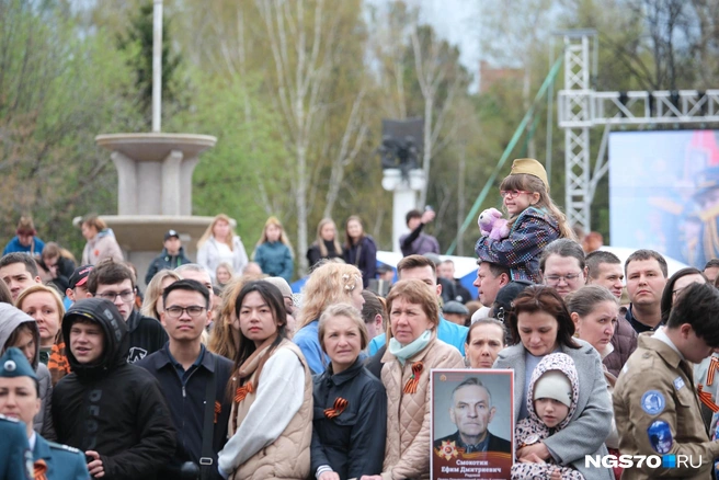 Некоторые зрители сажали детей на плечи, чтобы тем было лучше видно парад  | Источник: Василиса Орлова / NGS70.RU