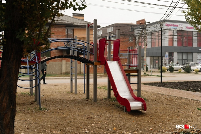 Детская игровая площадка была здесь еще до обновления зеленой зоны | Источник: Дарья Паращенко / 93.RU