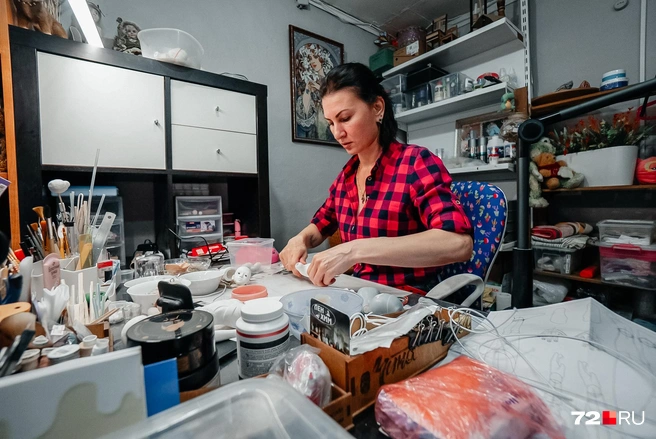 В мастерской кукольных дел мастер пропадала бы сутками, будь ее воля. А так — заботу о семье и домашние дела никто не отменял | Источник: Илья Чикотин / 72.RU