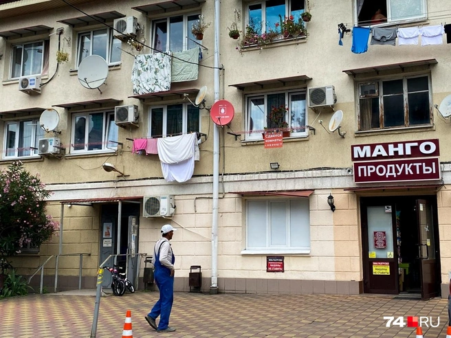 При этом значительная часть Адлера мне кажется более колхозной, по сравнению с Сочи. Там выше шанс наткнуться на подобное. Хотя, может кто-то и в этом видит атмосферность | Источник: Виталий Гущинский