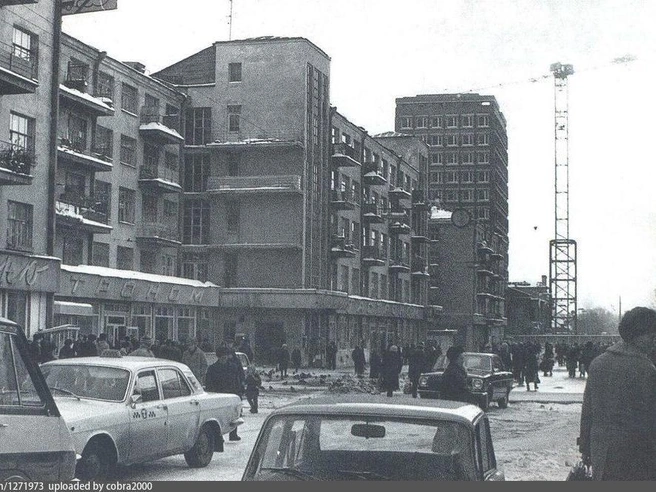Здание гастронома по адресу Вайнера, 9а. Фотография сделана между 1983 и 1987 годами. | Источник: Pastvu.com