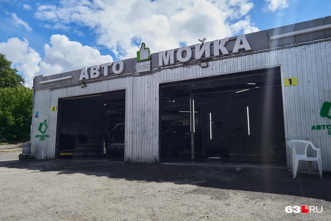 Заканчиваются торговые ряды автомойкой с торца на улице Буянова | Источник: Роман Данилкин / 63.RU