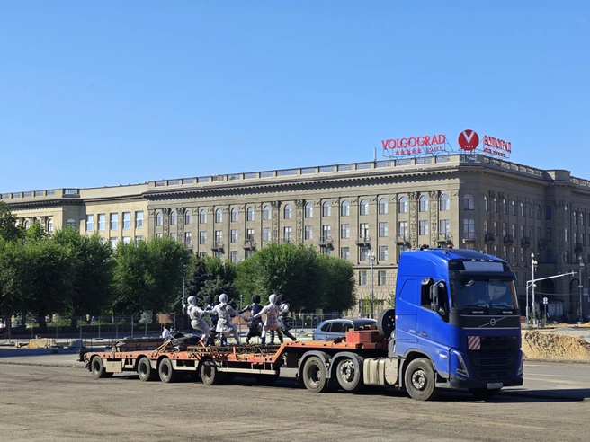 Транспортное средство с элементами фонтана остановилось у здания Главпочтамта | Источник: Дмитрий Васильев