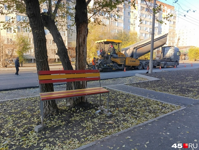 Скамейка явно не отсюда | Источник: Надежда Тихомирова, 45.RU