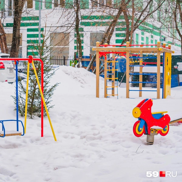 Во дворе скромная детская площадка | Источник: Тимофей Калмаков