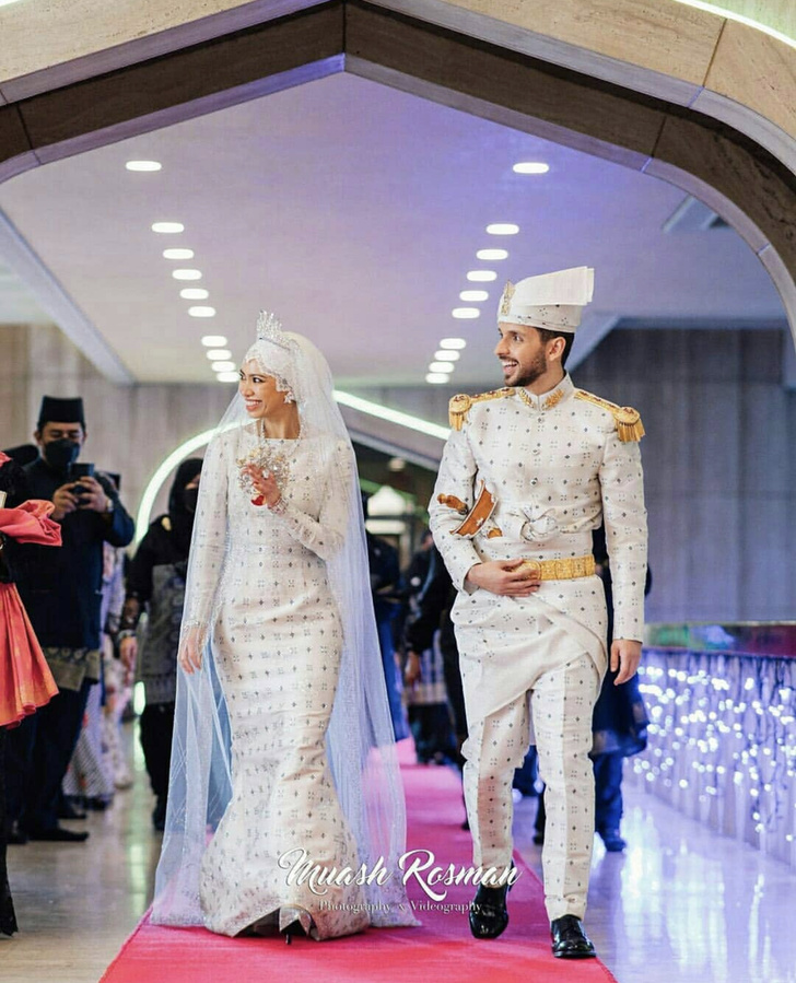 Фото №3 - Платье из серебряной парчи, расшитое бриллиантами: самая красивая принцесса Брунея вышла замуж