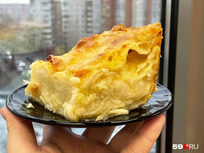 Так ачма выглядит в разрезе — верхушка поджаренная и хрустящая, а слои внутри мягкие, сырные и сочные | Источник: Тома Минадзе / 59.RU