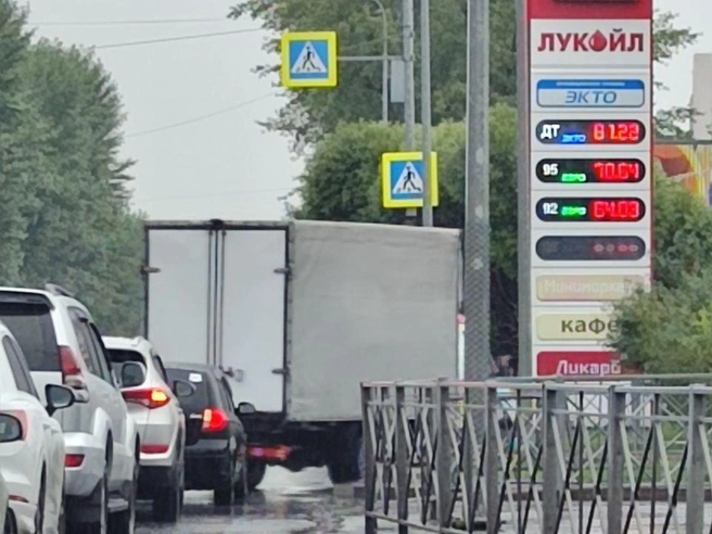 Очередь из автомобилей к заправке на 30 лет Победы | Источник: Ирина Шарова / 72.RU 