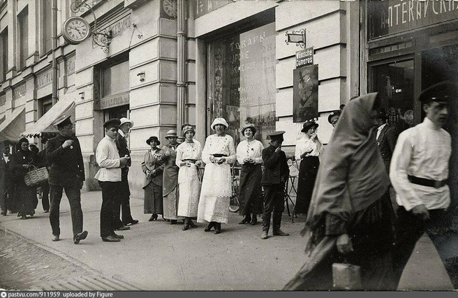 А это уже 1913 год. Есть ощущение, что девушки стали одеваться чуточку скромнее, но без головных уборов они все равно никуда не выходили | Источник: pastvu.com