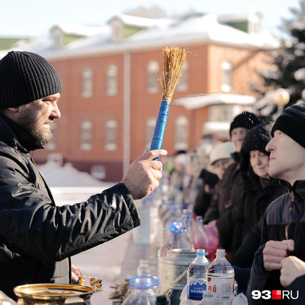 Возле храма люди могли освятить воду | Источник: Дарья Паращенко / 93.RU