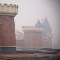 Сказка для сталкеров: 9 фото недостроенного Диснейленда в Китае