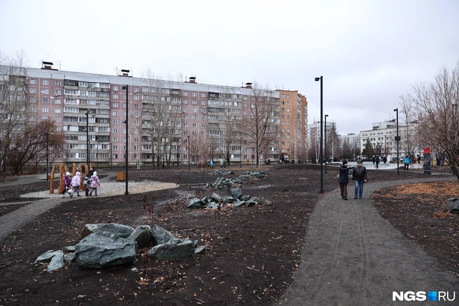 Дорожки отсыпаны мелким гравием и песком | Источник: Александр Ощепков / NGS.RU