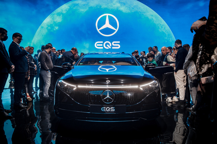 Фото №1 - Как выглядит самый стильный электрокар? Посмотрите на EQS от Mercedes-EQ и его грандиозную премьеру