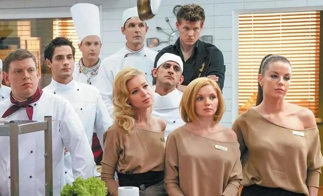 Кухня — редкий российский качественный и смешной ситком, который при этом не заимствует западные идеи, а представляет свои, оригинальные | Источник: кадр из сериала «Кухня» (18+), реж. Дмитрий Дьяченко, Жора Крыжовников, Антон Федотов и др. (Yellow, Black and White, 2012–2016)