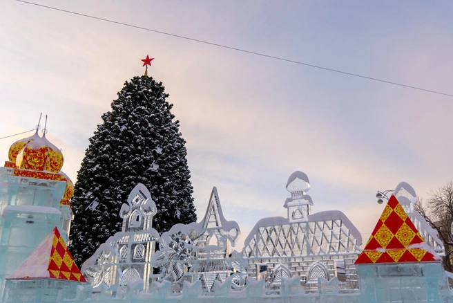 В городской администрации сообщили, что сейчас идет подготовка ледяных кубов для создания композиций | 142.ru