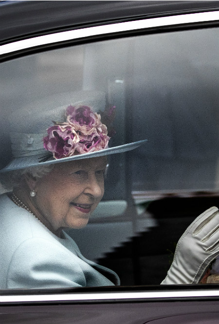 Фото №2 - Неожиданная причина, почему Королева всегда появляется в шляпе