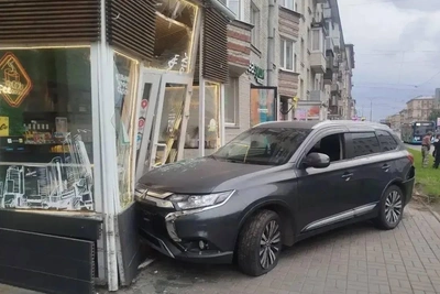 Водитель в нетрезвом виде сбил пешехода и протаранил киоск на Заневском