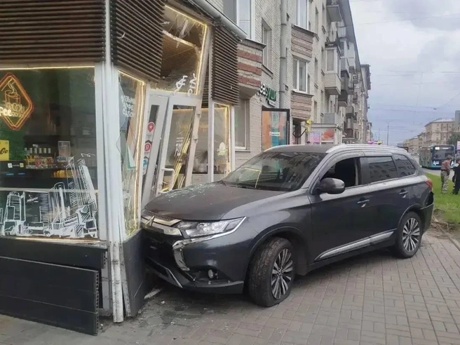 Пьяный протаранил киоск, сбил пешехода. Последствия ДТП на Заневском проспекте — фото | Источник: Росгвардия