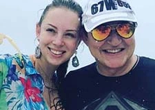 Полине Дибровой не дают уединиться с мужем на Мальдивах