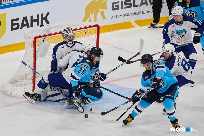 Хоккейные фанаты из Новосибирска до последнего переживали за исход игры | Источник: Александр Ощепков / NGS.RU