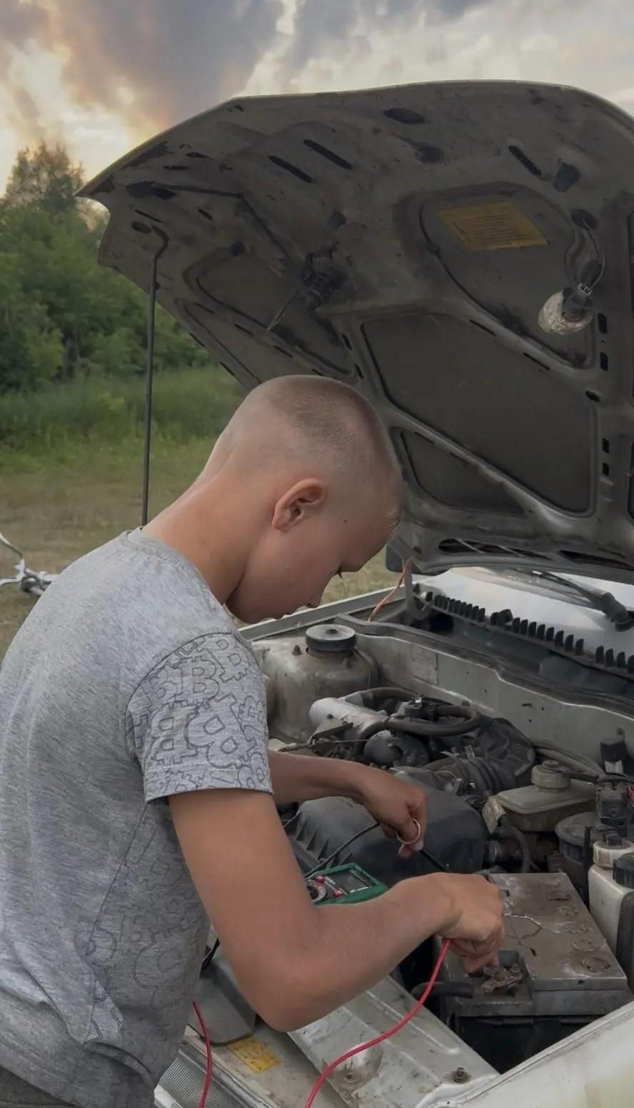 «Такой маленький, а уже батя»: 10-летний автомеханик починил машину сестры — видео с ним набирают миллионы просмотров
