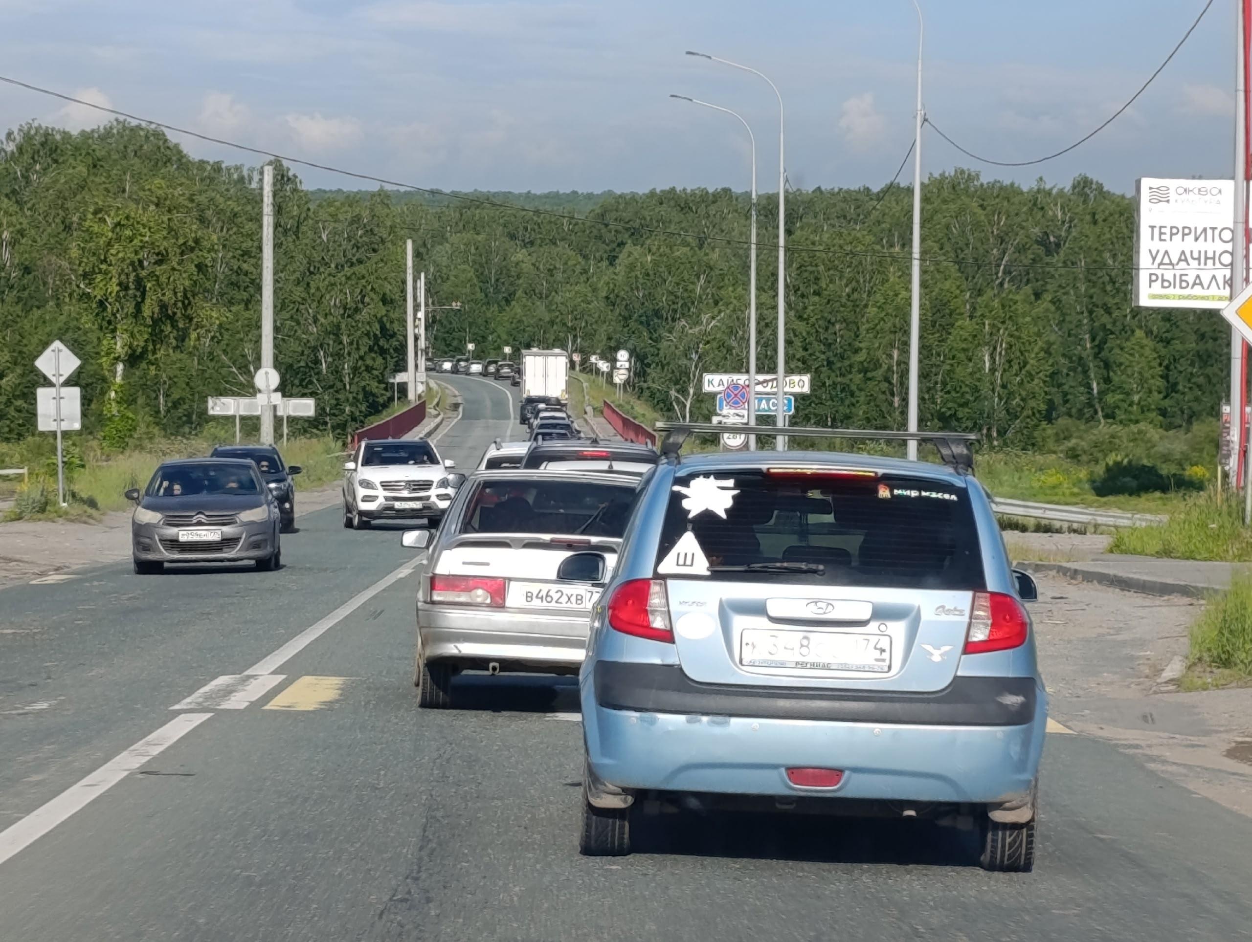 «Намертво перекрывает движение». Водителей из Челябинска разозлил новый светофор на подъезде к городу