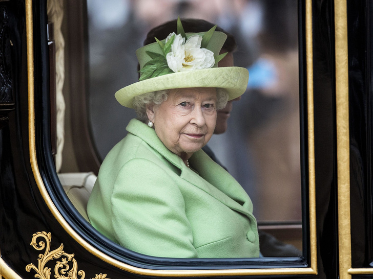 Добрый знак или вестник беды: как королева Елизавета II появилась над Лондоном в момент смерти