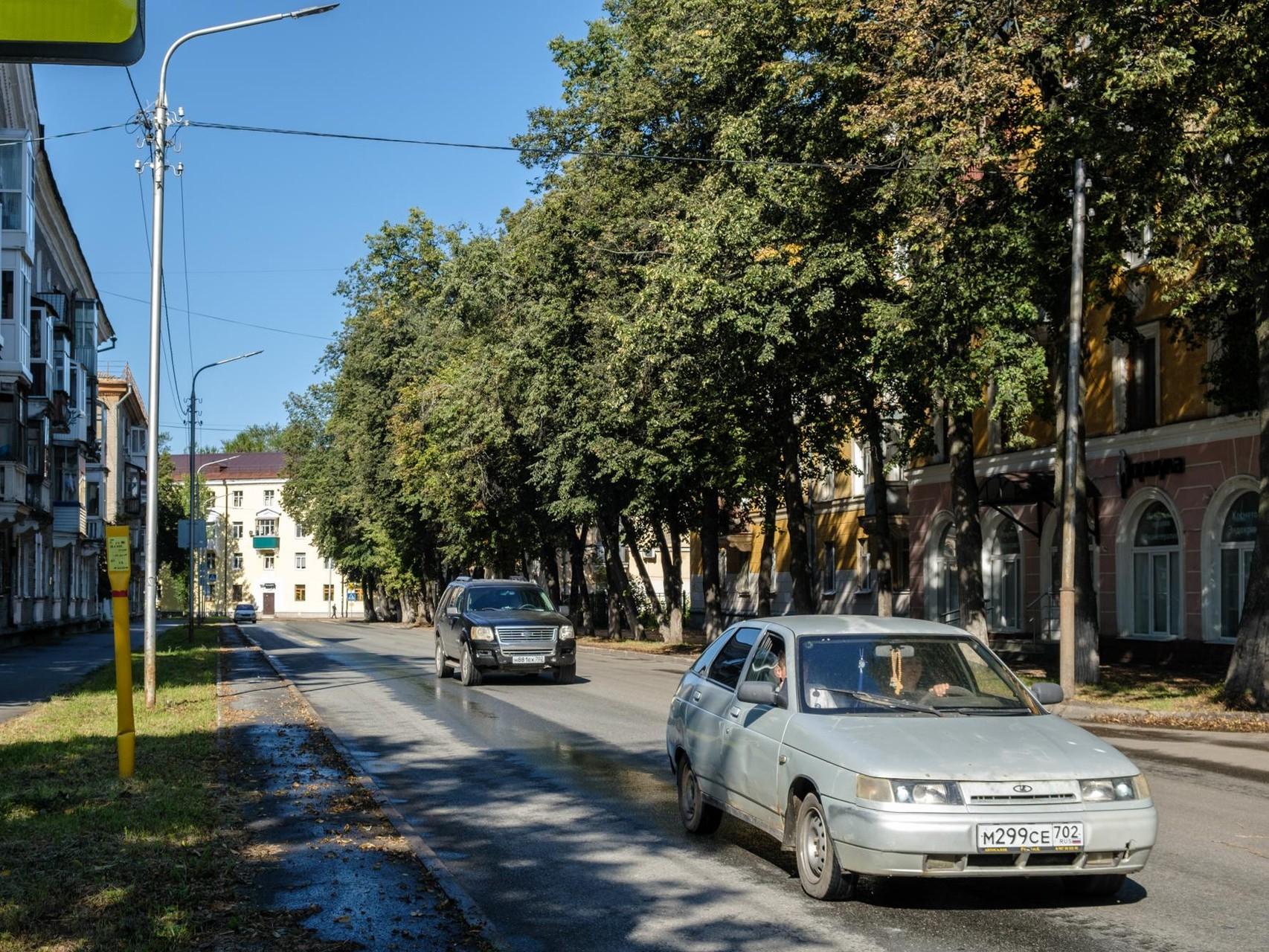 Бирюзовый фасад выделялся на фоне желтого | Источник: Булат Салихов / UFA1.RU