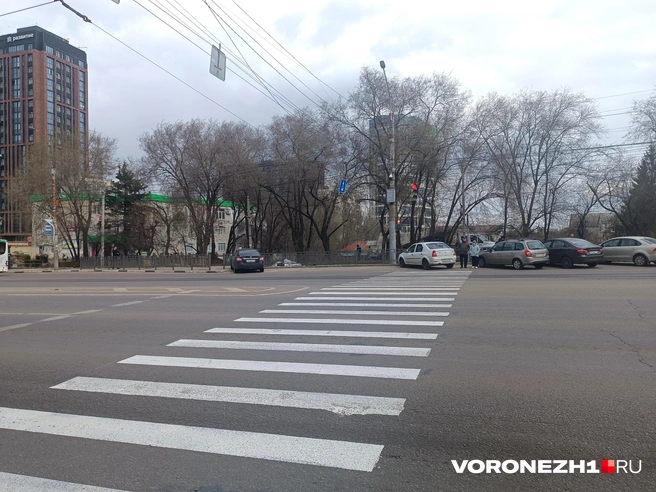 Автомобили припаркованы прямо у нового перехода | Источник: Алёна Воропаева / Voronezh1.ru