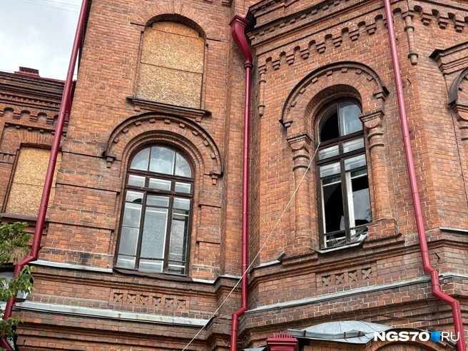 Разбитые окна на втором этаже  | Источник: Мария Лобанова / NGS70.RU 