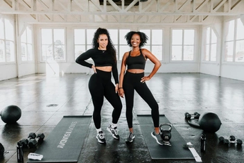 Откровенная одежда и мальчики в женской раздевалке: 5 поводов, чтобы поругаться на фитнесе