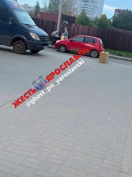 «Лежит, не двигается»: ярославцы пожаловались на натянутый у ТЦ трос, из-за которого падают прохожие