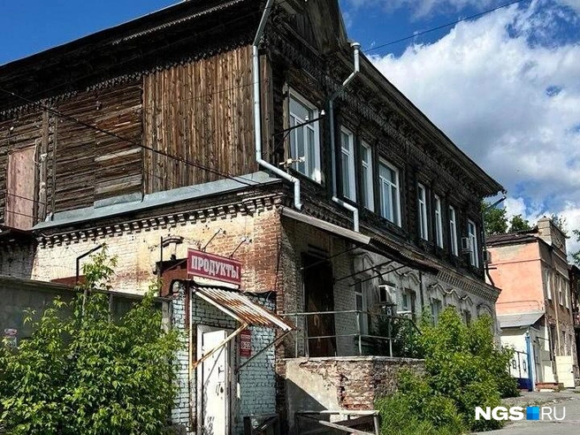 Магазин расположен в здании, которое, по словам продавца и владелицы точки, расселили | Источник: Настасья Медведева / NGS.RU