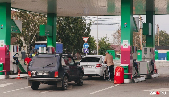 Пока никто не спешит заправляться впрок и ажиотажа на заправках не видно | Источник: Дарья Пона / 74.RU