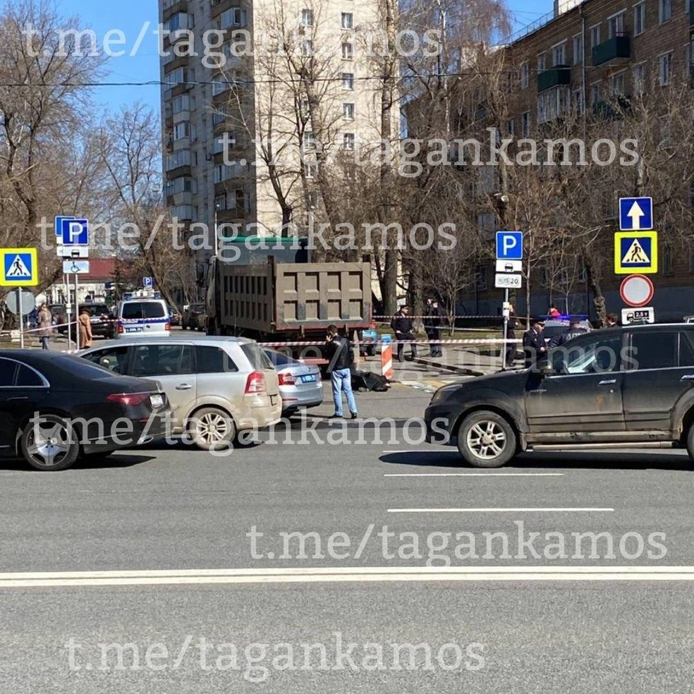 В центре Москвы, в переулке Маяковского, у станций метро «Таганская» и  «Марксистская» водитель грузовика насмерть сбил мужчину - 6 апреля 2023 -  МСК1.ру