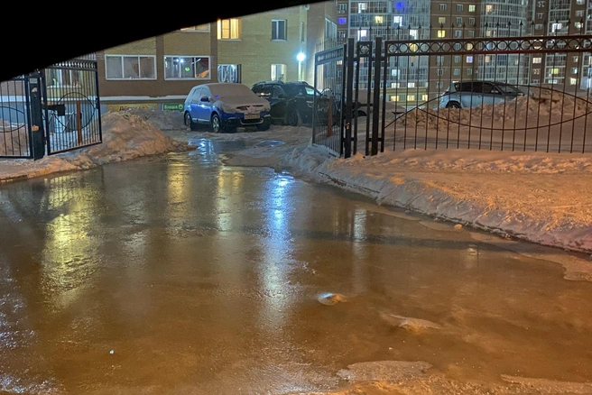 В Ленинском районе прорвало трубу — водой затопило подъезды и подземную парковку Вода уже начала застывать | Источник: «АСТ-54»