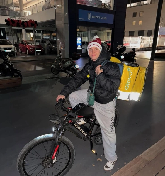 Фолловеры знаменитости не поверили его словам о работе в сфере обслуживания