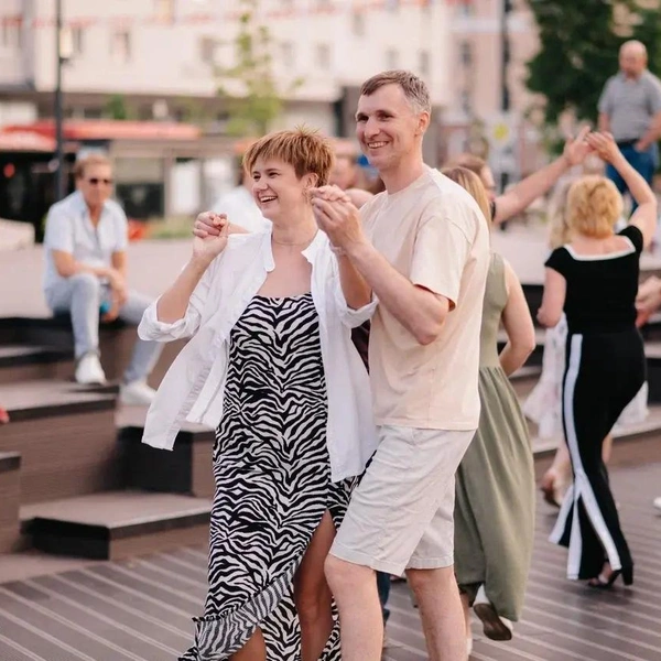 Виктор с супругой танцует на open-air | Источник: Личный архив Марии