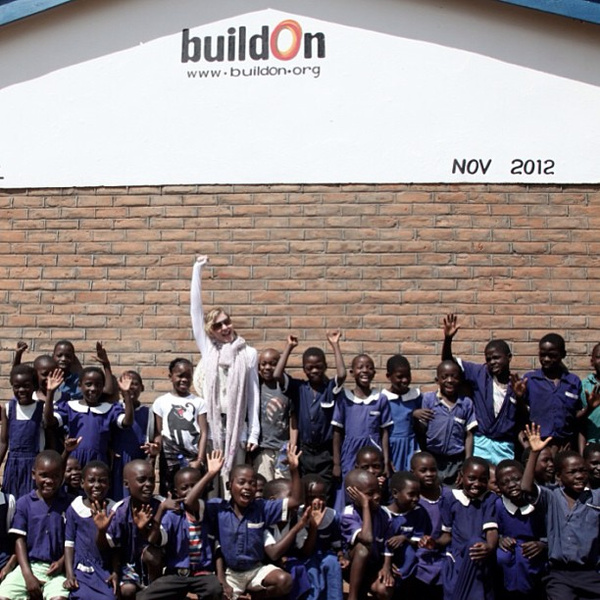 Мадонна с детьми у построенной школы