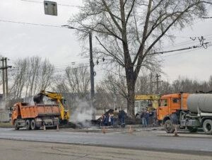 Прорыв трубы повредил автобусы в Новокузнецке | Источник: kuzrab.ru