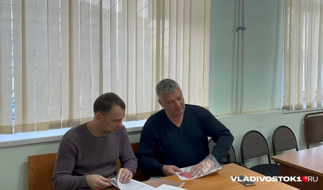Максим Чихунов со своим адвокатом | Источник: Екатерина Пономарева / VLADIVOSTOK1.RU