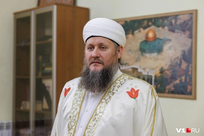 Ильяс Биктимиров с самого утра читал проповеди и молитвы | Источник: Алексей Волхонский / V1.RU