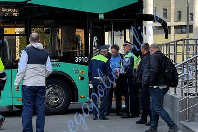 Автобус врезался в здание Центра управления парковками