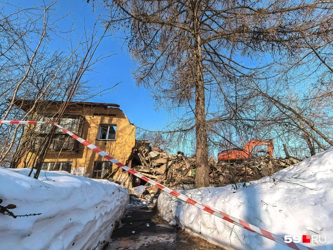 Подъезда уже нет: его завалило досками и бетоном | Источник: Василина Любимова / 59.RU