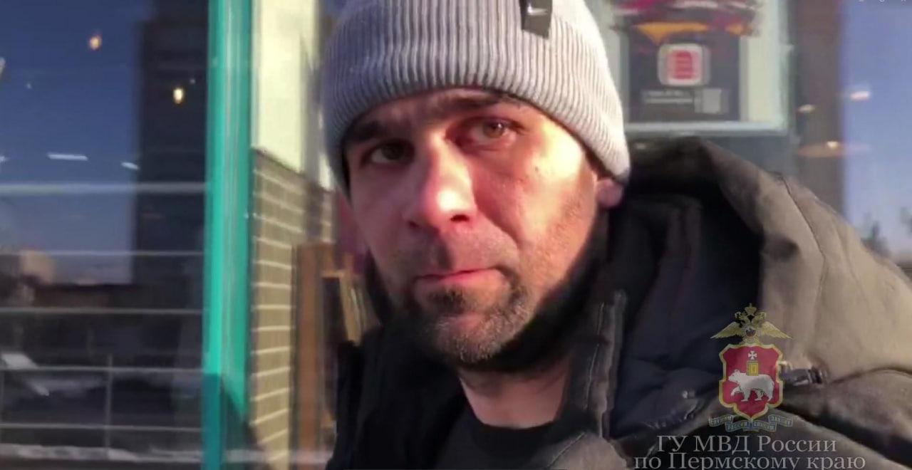 Таксиста из Прикамья приговорили к 22 годам за убийство семьи его девушки. Сейчас он звонит ей с угрозами