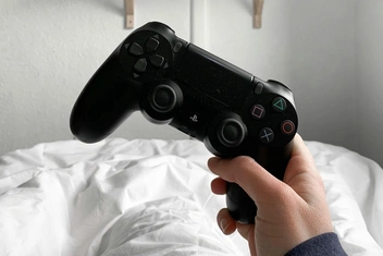 «Поиграй за всех пацанов»: почему взрослые мужчины становятся счастливыми, просто купив приставку